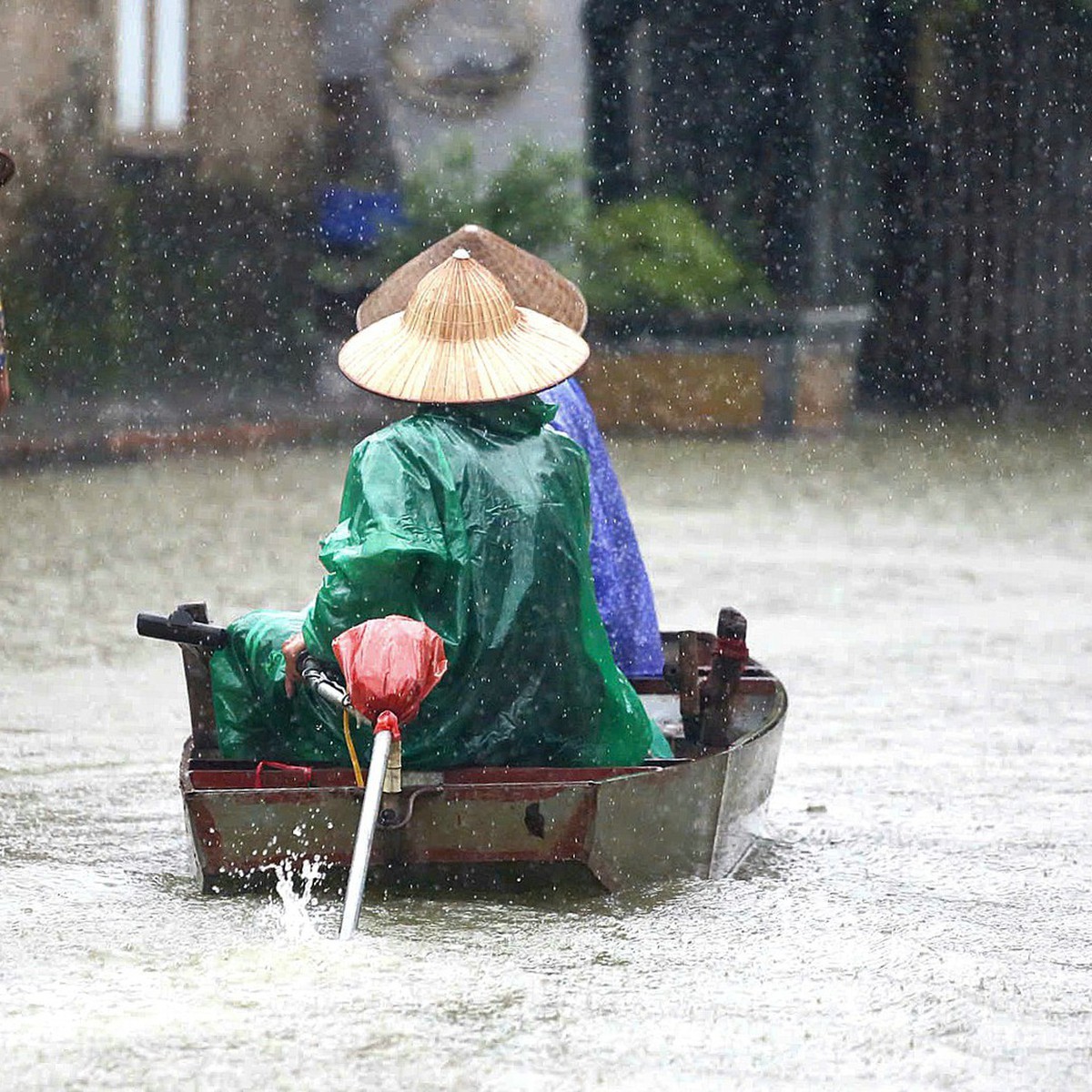Nước lũ lên cao, 28 hộ dân ngoại thành Hà Nội phải sơ tán