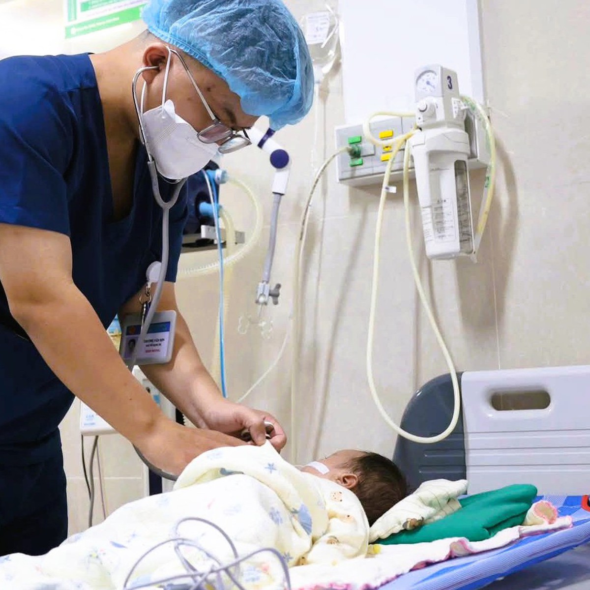Bé trai 1 tháng tuổi bị cho uống nhầm 5 giọt axit, bác sĩ khuyến cáo gì?