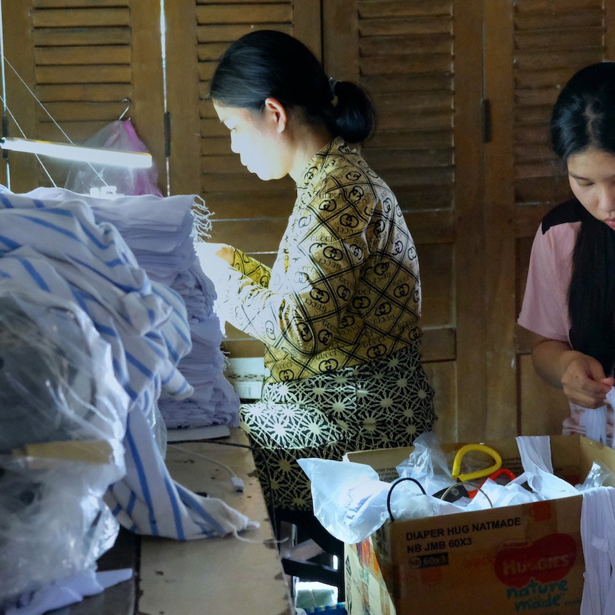 Bạn đọc giúp gần 80 triệu đồng cho tân SV 'xin hoãn học phí' và tân SV 'bán cà phê 10 tiếng'