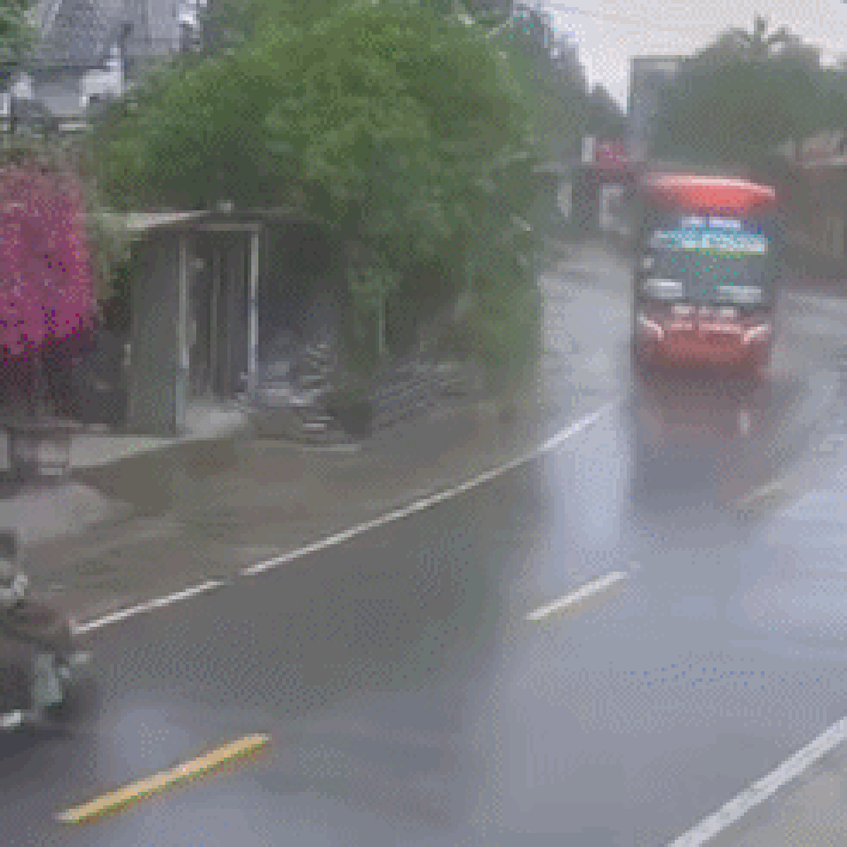 Áo mưa cũng có thể khiến người đi xe máy ngã ra đường