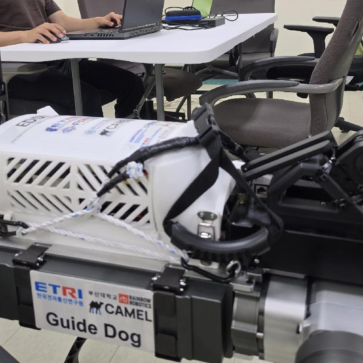 Robot AI Hàn Quốc tự tìm đường ở chỗ lạ, đi nhầm còn biết tìm lại