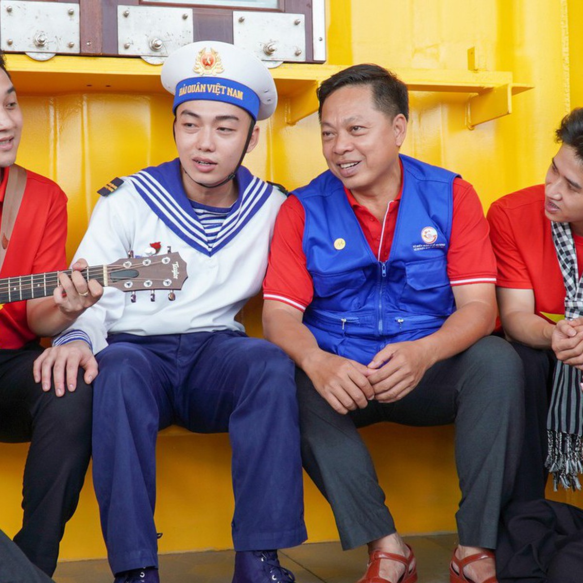 Đoàn đại biểu TP.HCM trao hơn 7 tỉ đồng quà, trang thiết bị cho chiến sĩ biển đảo Tây Nam, nhà giàn DK1/10