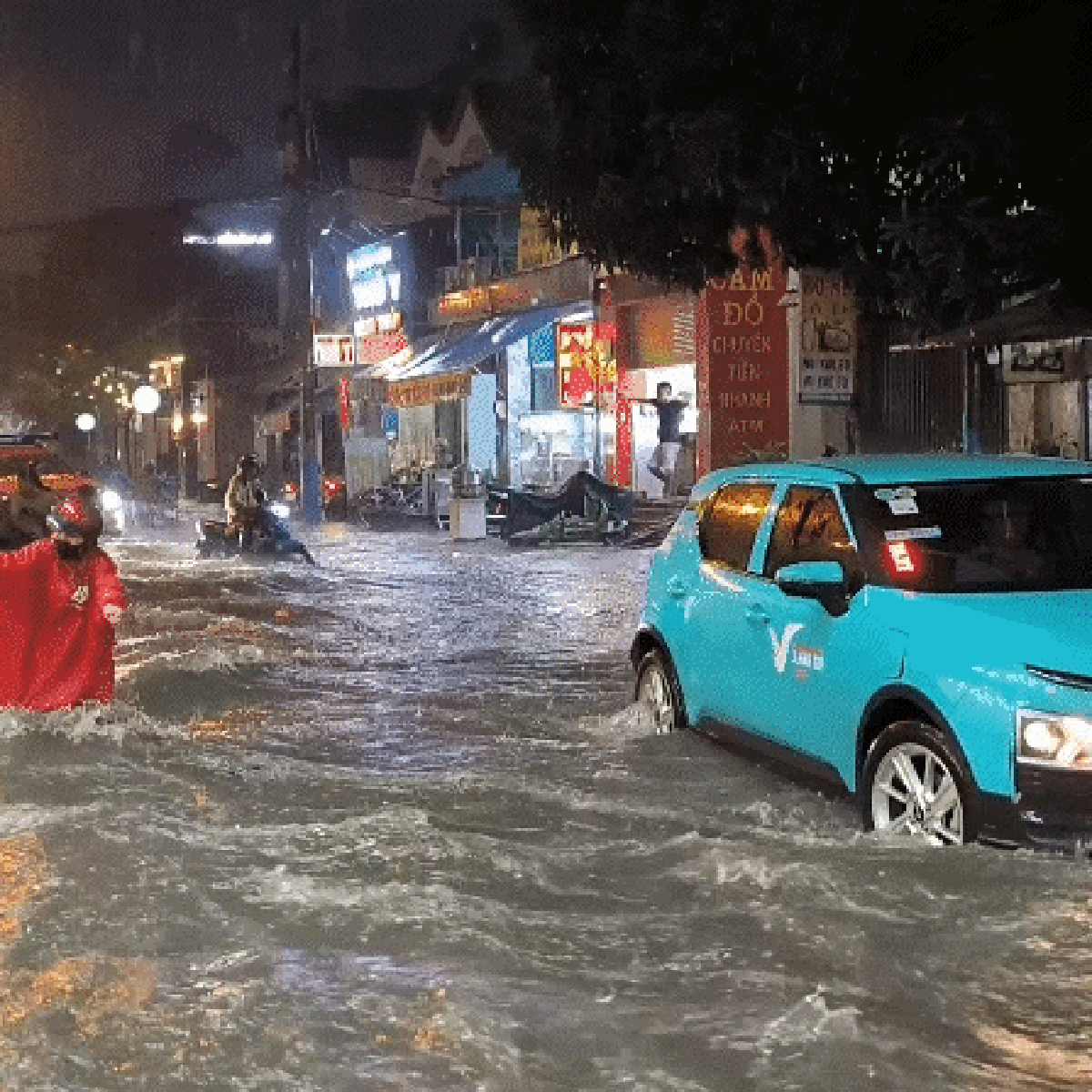 Mưa tại TP.HCM: Nước cuồn cuộn như thác, xô ngã người đi trên đường Lý Tế Xuyên