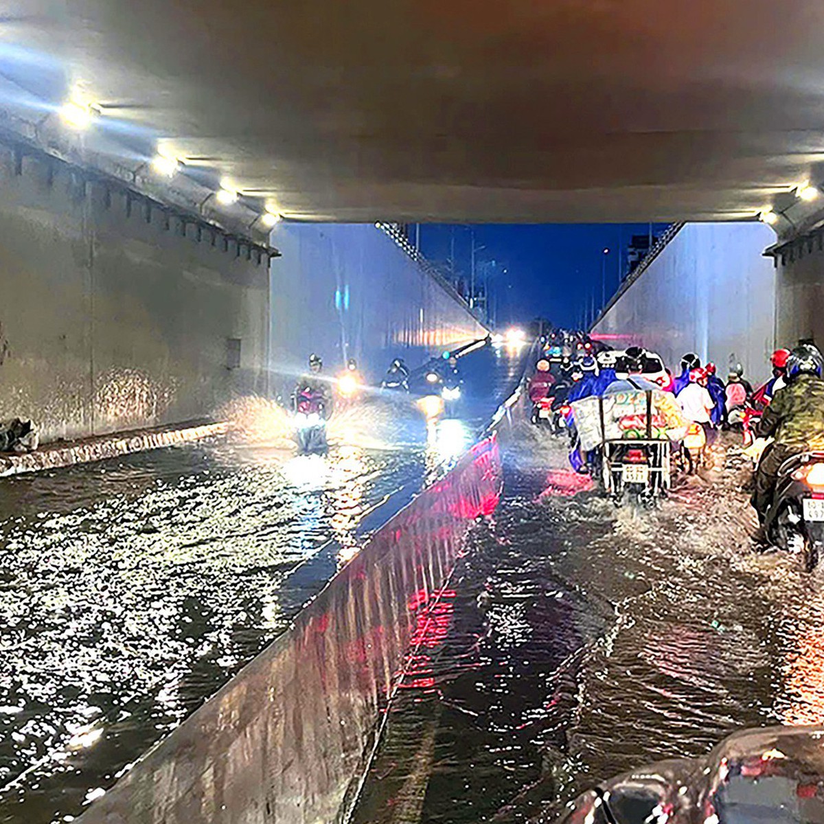 Mưa lớn ở Đồng Nai, hầm chui Tân Phong và nhiều tuyến đường ngập