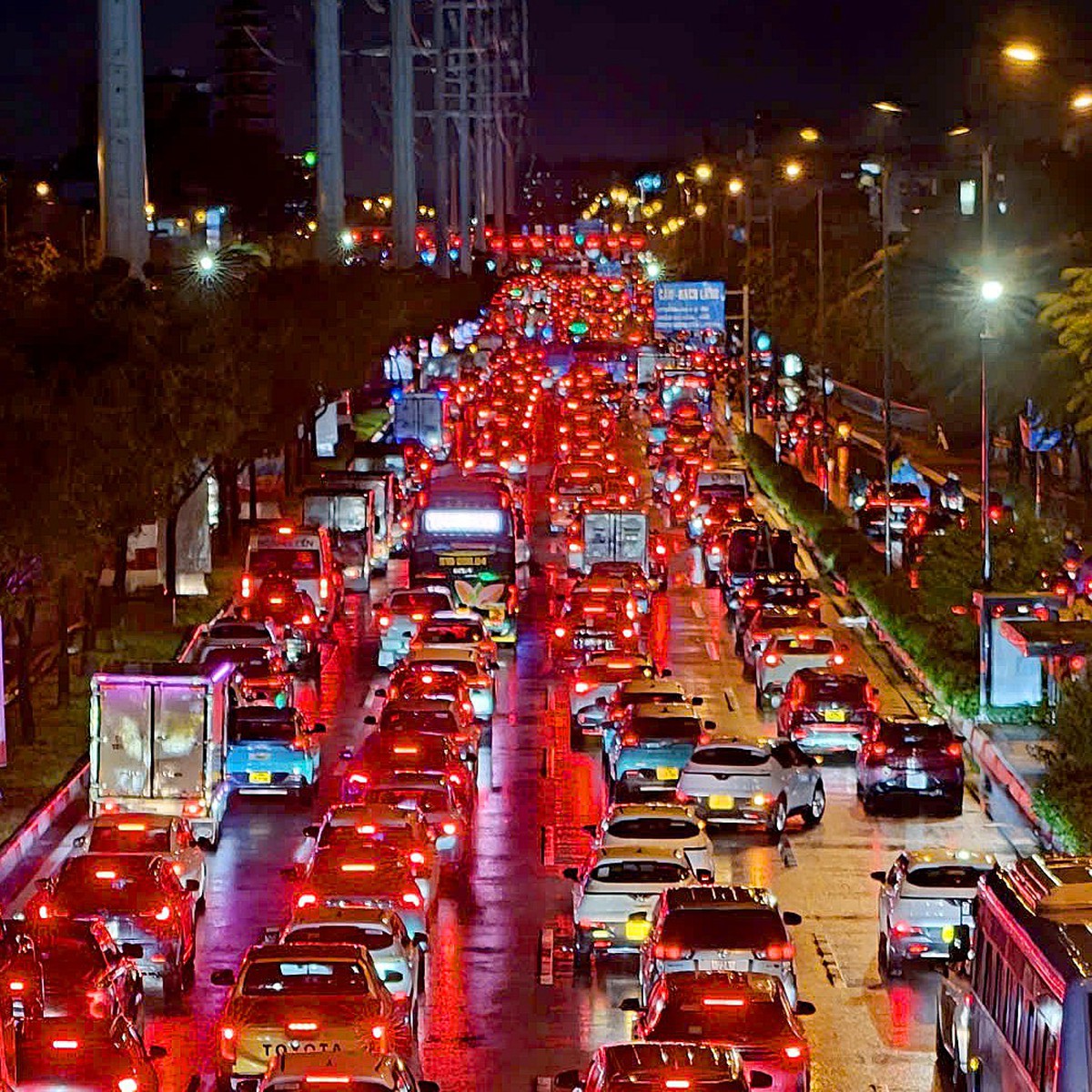22h đêm, ngã tư Phạm Văn Đồng và Phan Văn Trị, TP.HCM vẫn kẹt xe không lối thoát