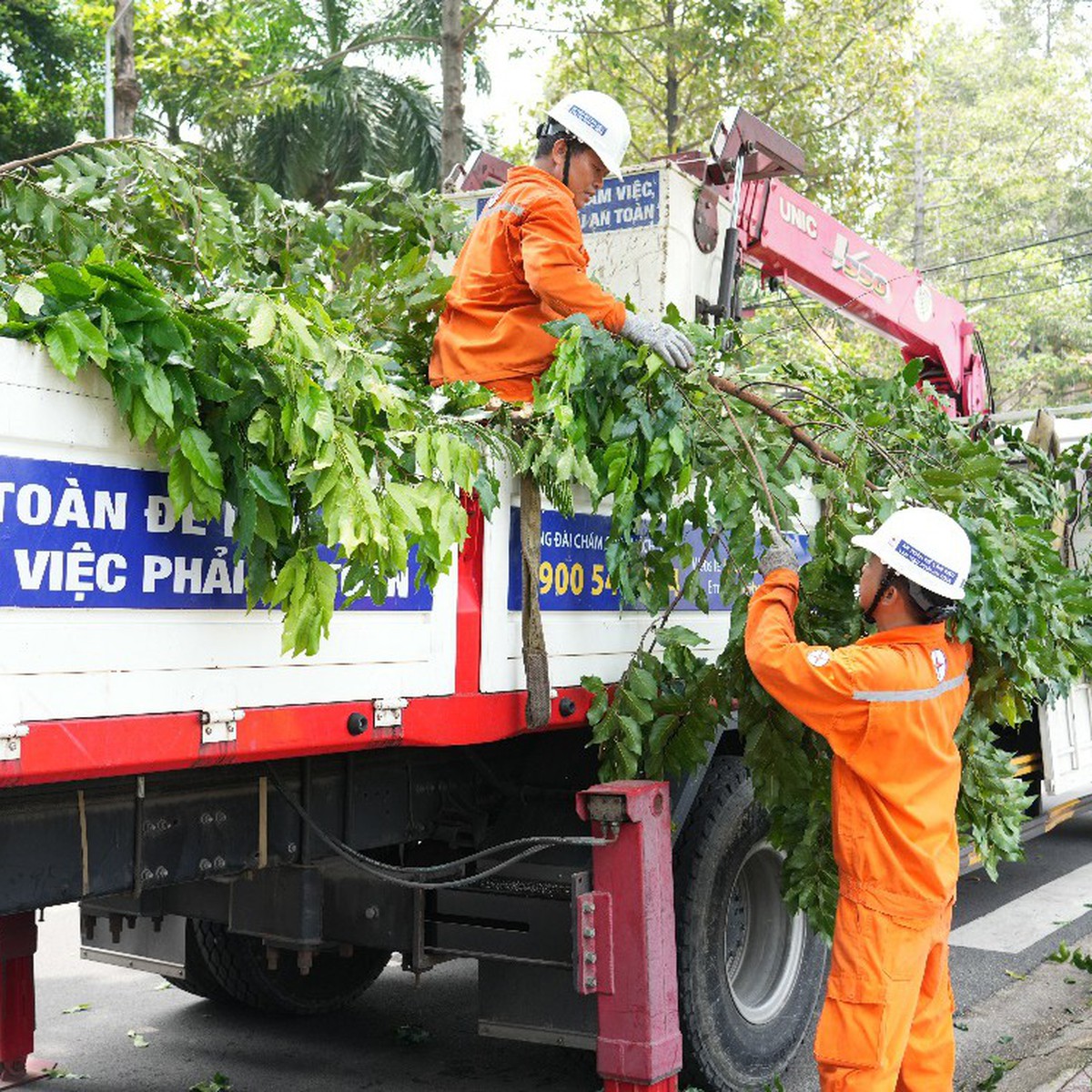 TP.HCM triển khai nhiều phương án an toàn điện mùa mưa bão