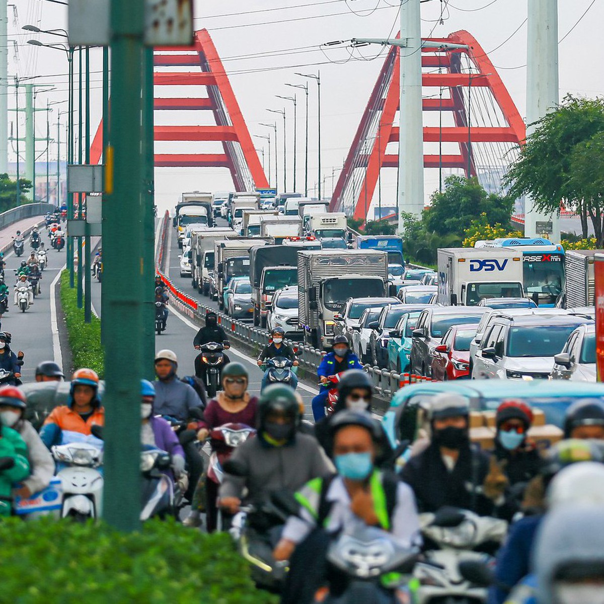 Cầu Bình Lợi 2 ùn ứ dù chưa tới giờ cao điểm, ô tô xếp hàng dài