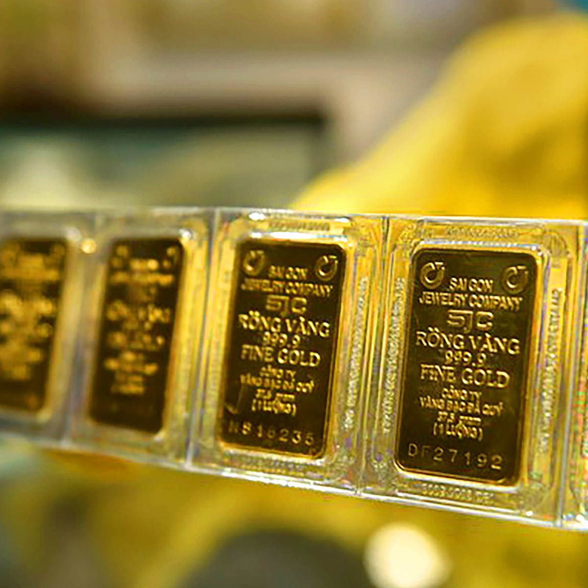 Giá vàng thế giới lại rơi khỏi ngưỡng 4.400 USD/ounce, trong nước tăng mạnh