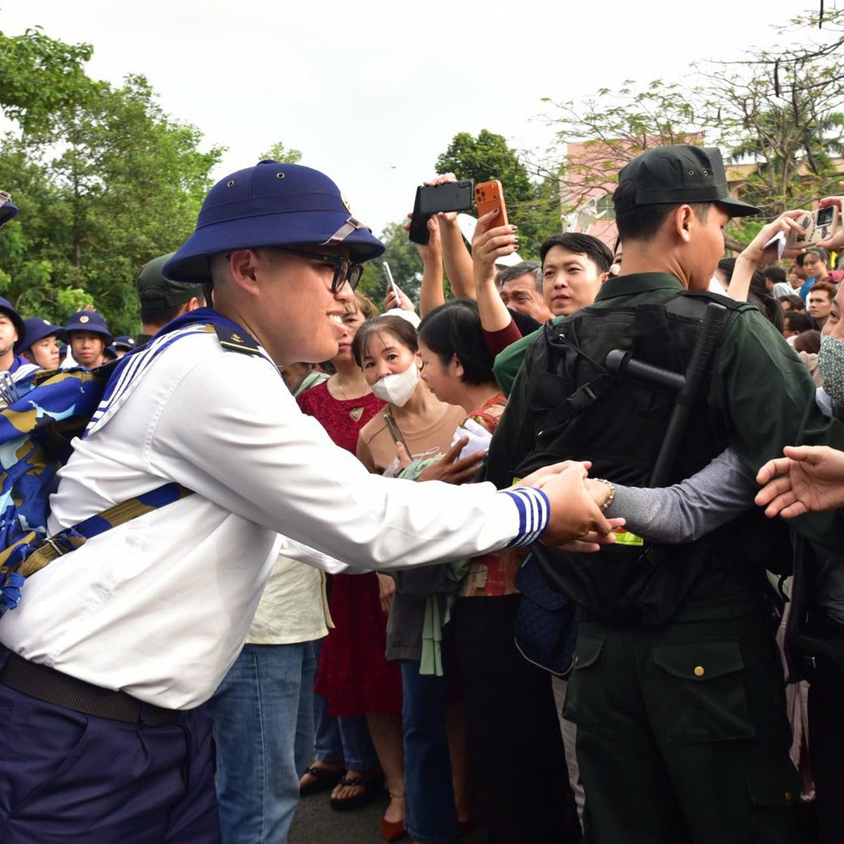 Hai anh em sinh đôi có phải nhập ngũ cùng một đợt?