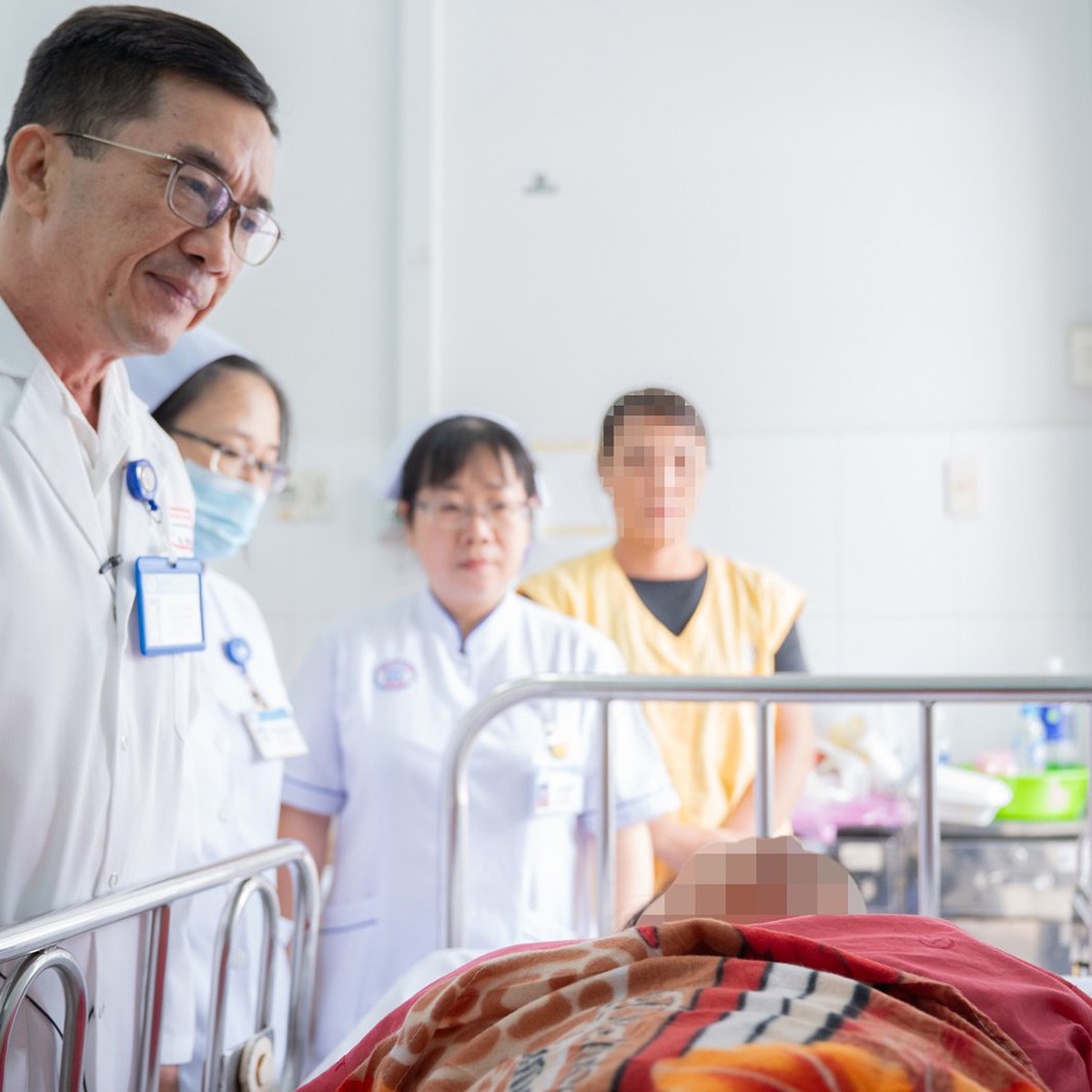 Người vợ trong vụ cây tét nhánh rơi trúng xe máy đường An Dương Vương đã tỉnh, tiếp xúc tốt
