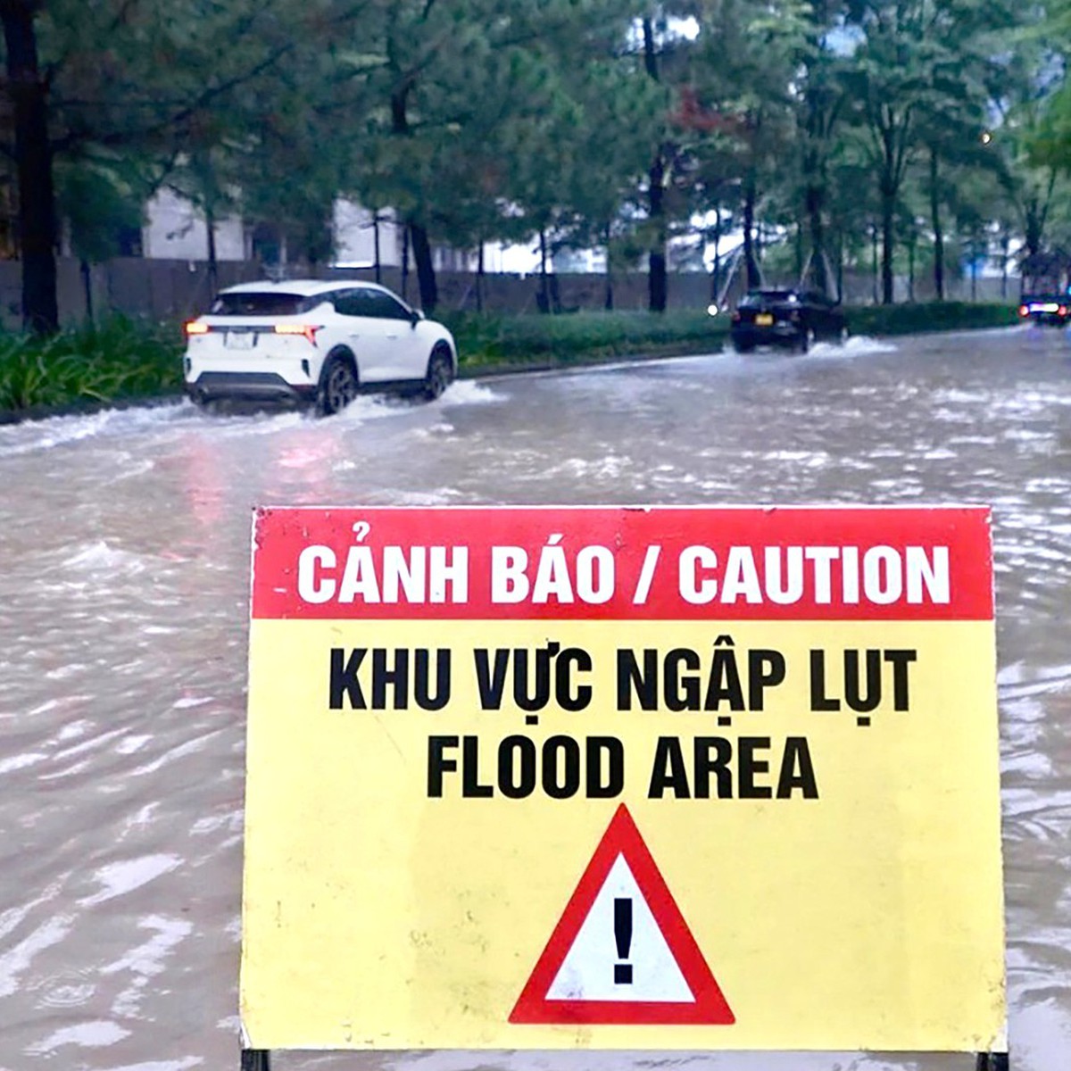 Gặp đường ngập, quan sát thế nào để biết nên quay xe?