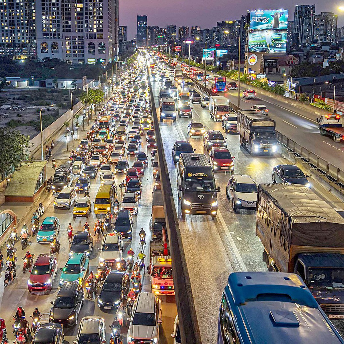 Đề xuất bỏ làn khẩn cấp đường vành đai 3 trên cao: Không chỉ là xóa vạch sơn và kẻ lại là xong