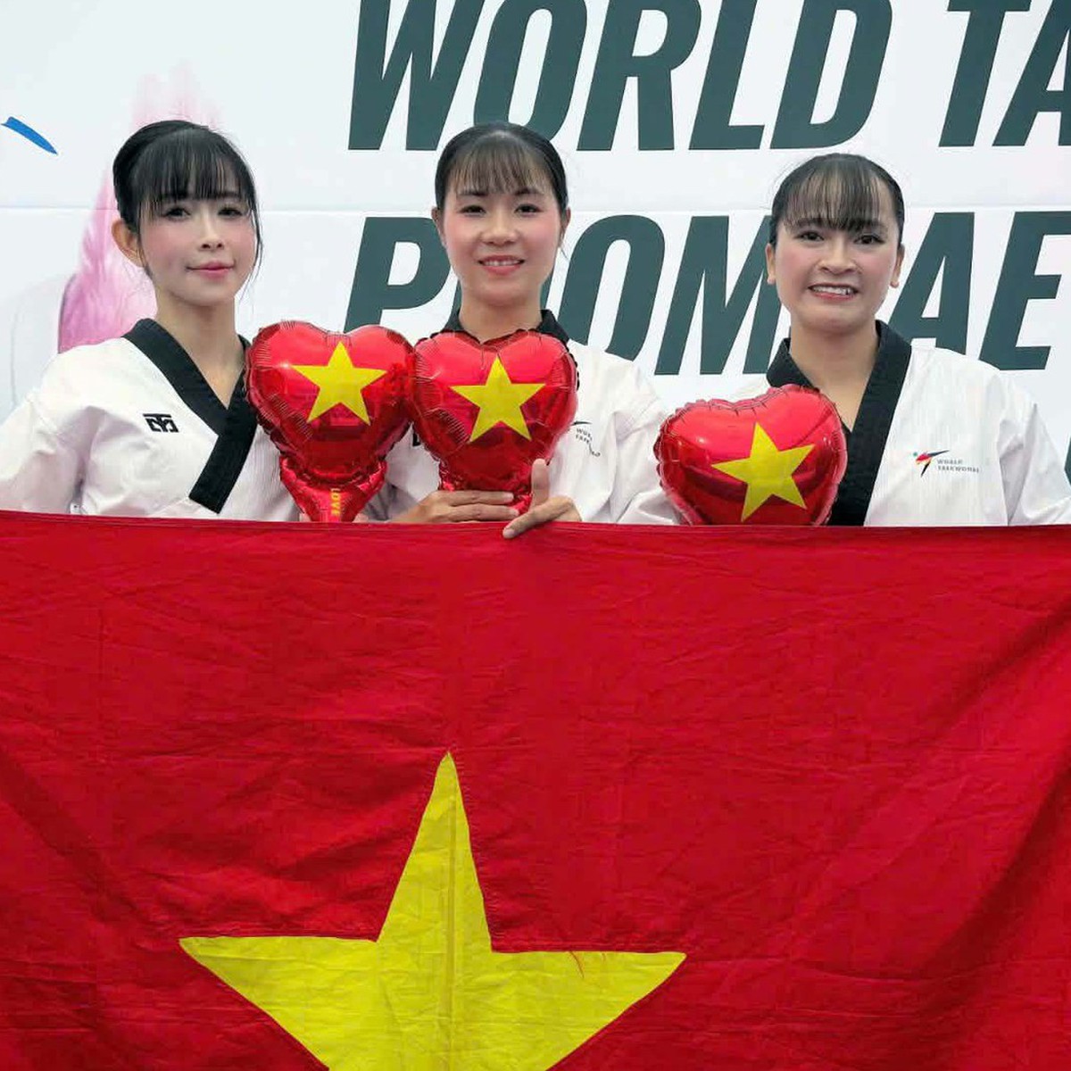 Châu Tuyết Vân cùng đồng đội bảo vệ thành công HCV taekwondo thế giới