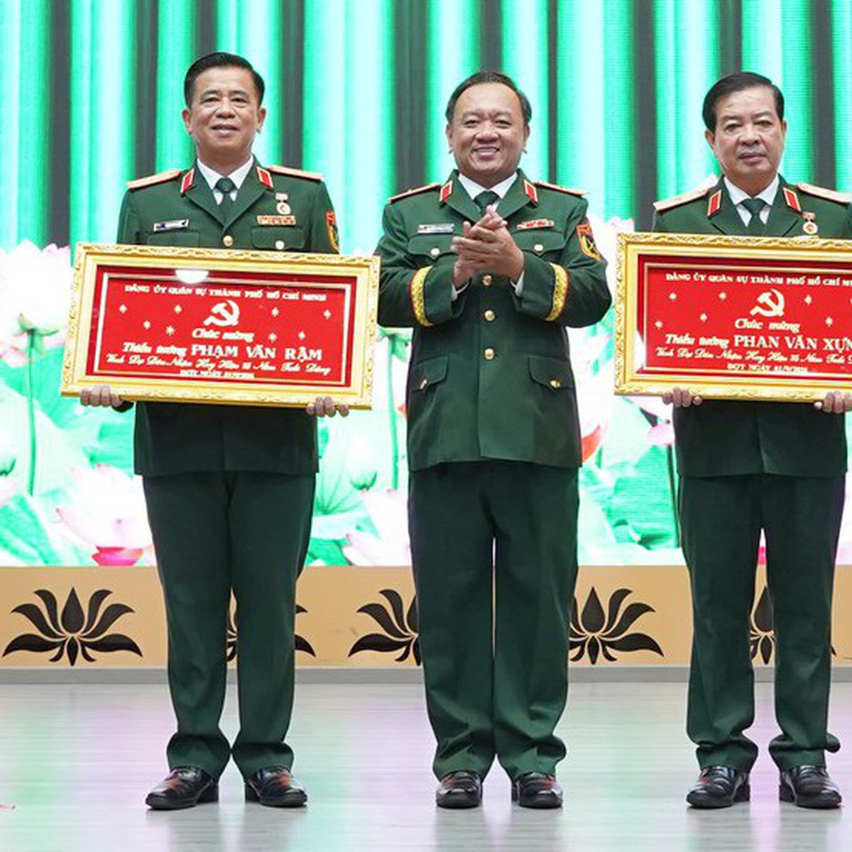 Thiếu tướng Vũ Văn Điền cùng các lãnh đạo, nguyên lãnh đạo Bộ Tư lệnh TP.HCM nhận Huy hiệu 35 năm tuổi Đảng