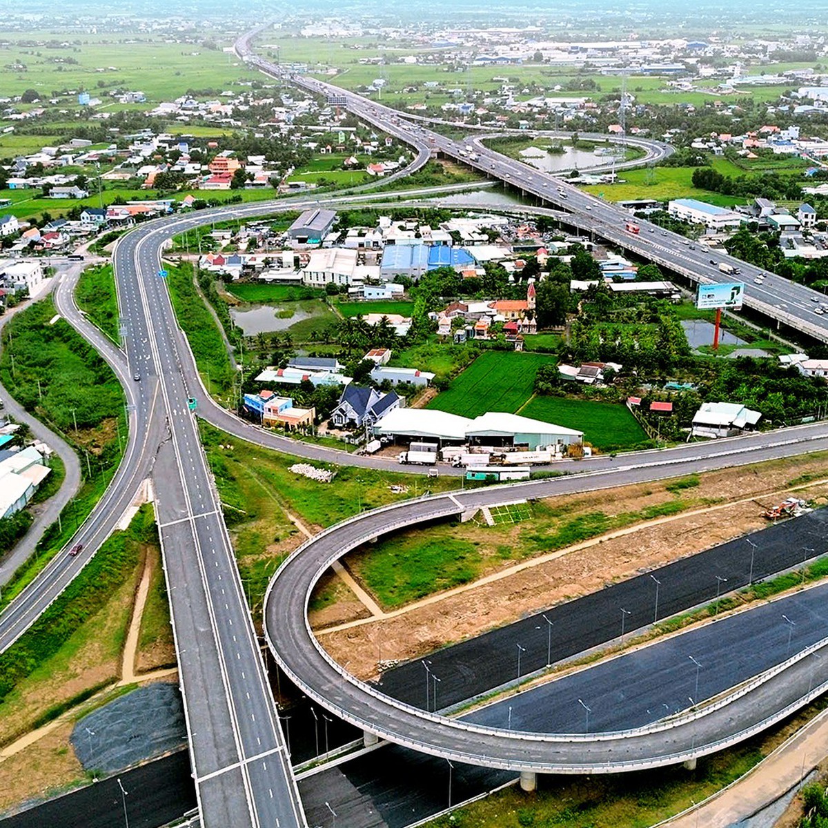 Mở đường, mở cơ hội cho miền Tây