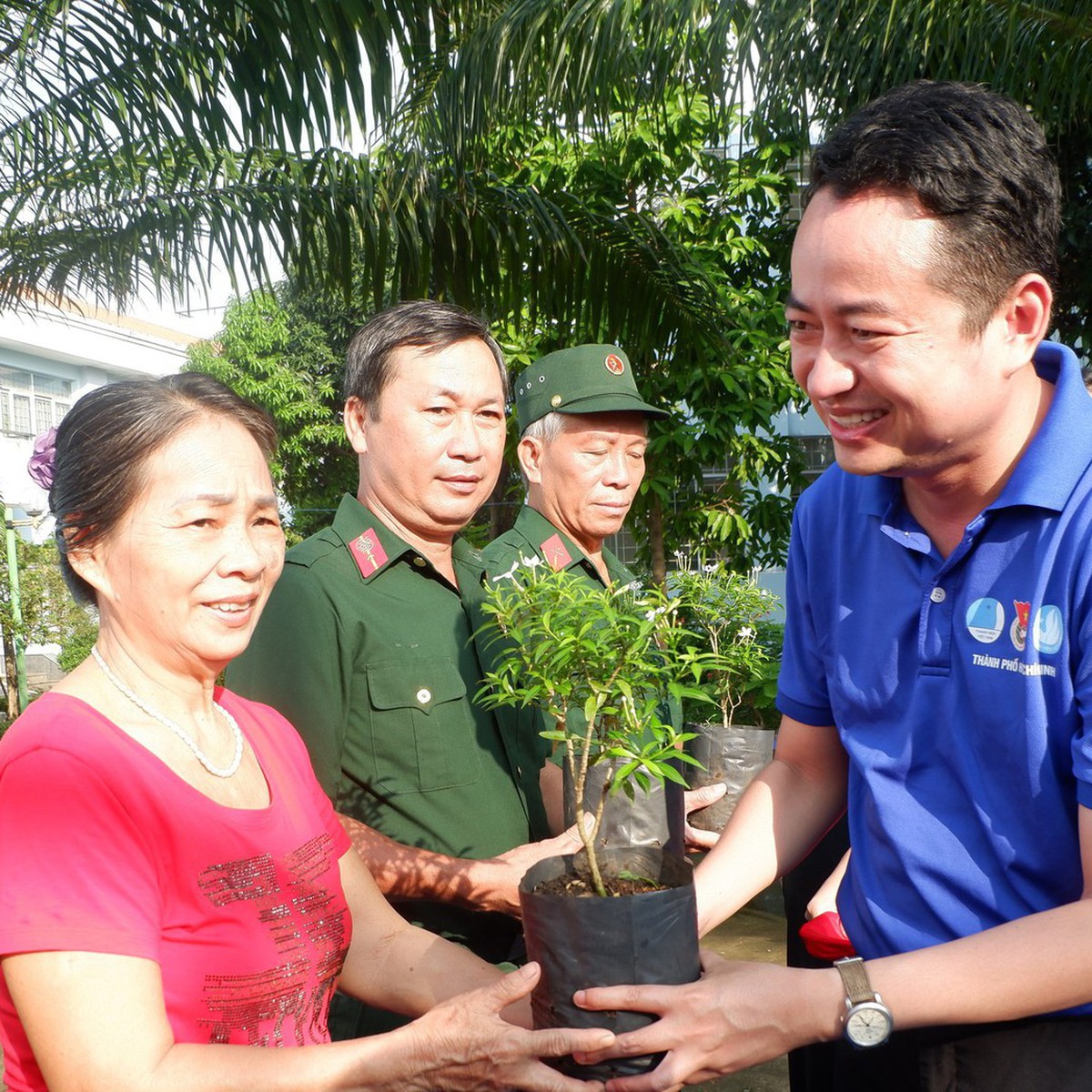 Tuổi trẻ TP.HCM ra quân làm sạch môi trường, thực hiện Ngày Chủ nhật xanh lần thứ 168