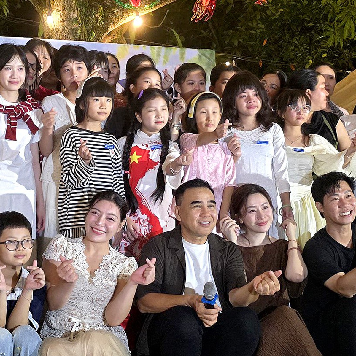 Giám khảo Quyền Linh liên tục lau nước mắt