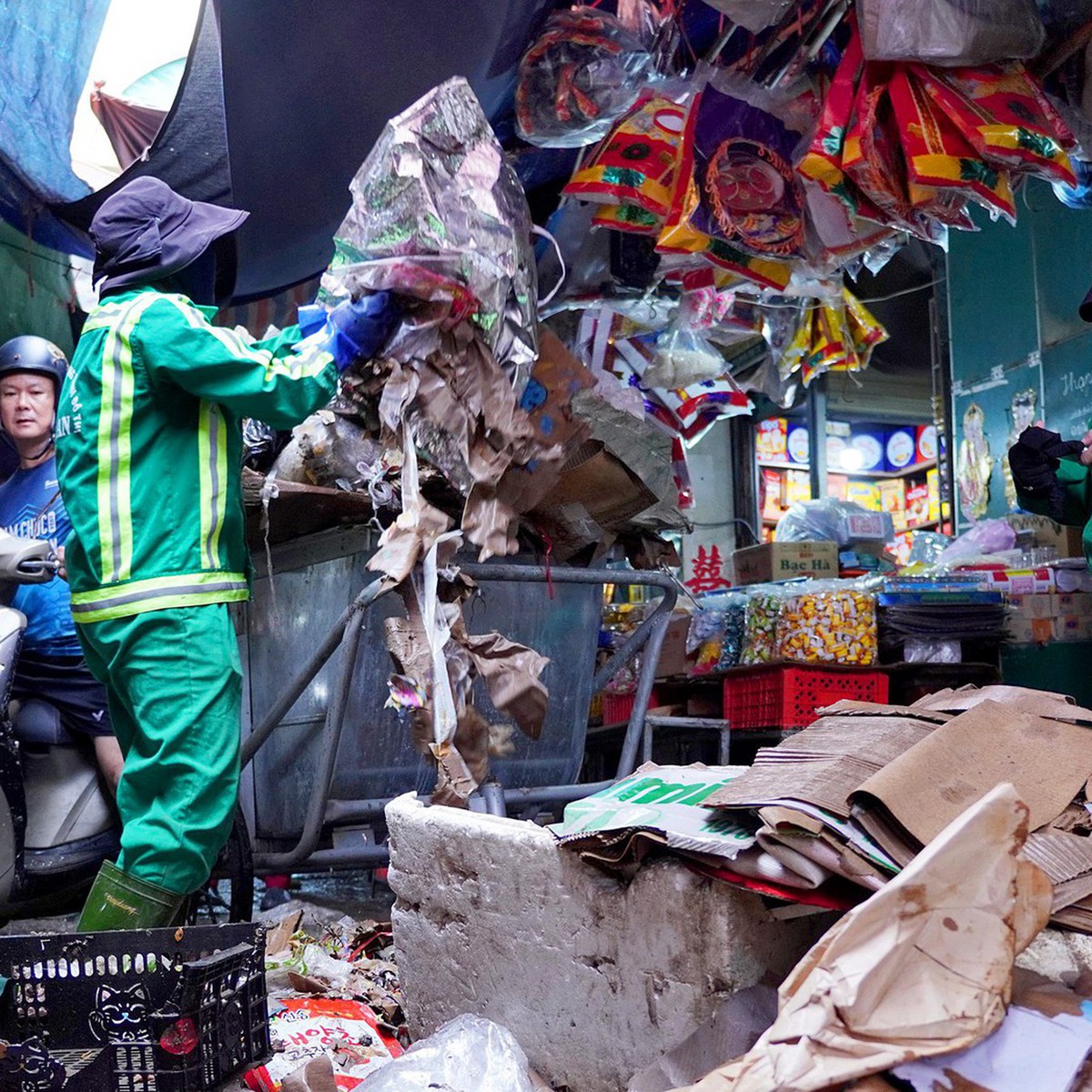 Chợ Vinh ngổn ngang rác hàng hóa sau trận mưa kỷ lục