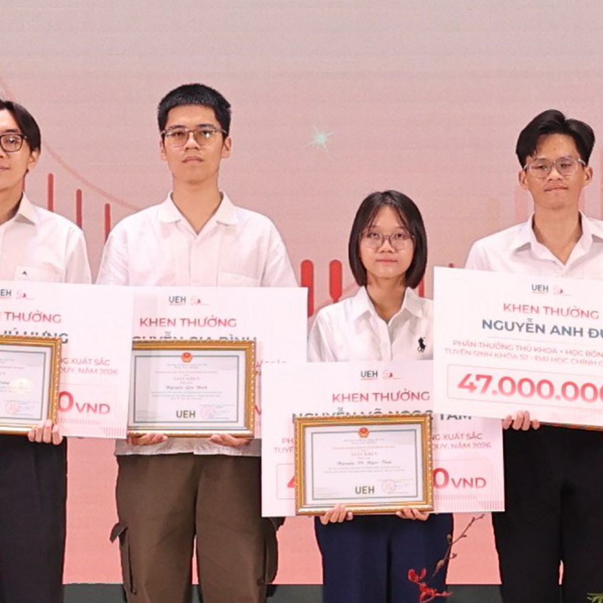Đại học Kinh tế TP.HCM: 63 thủ khoa đạt tuyệt đối 100/100 điểm
