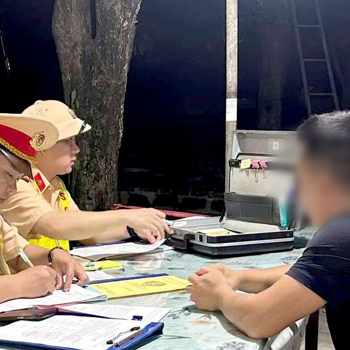 Người dân báo Cục trưởng CSGT xe chở gấp đôi số người, tài xế và chủ xe bị phạt 174 triệu