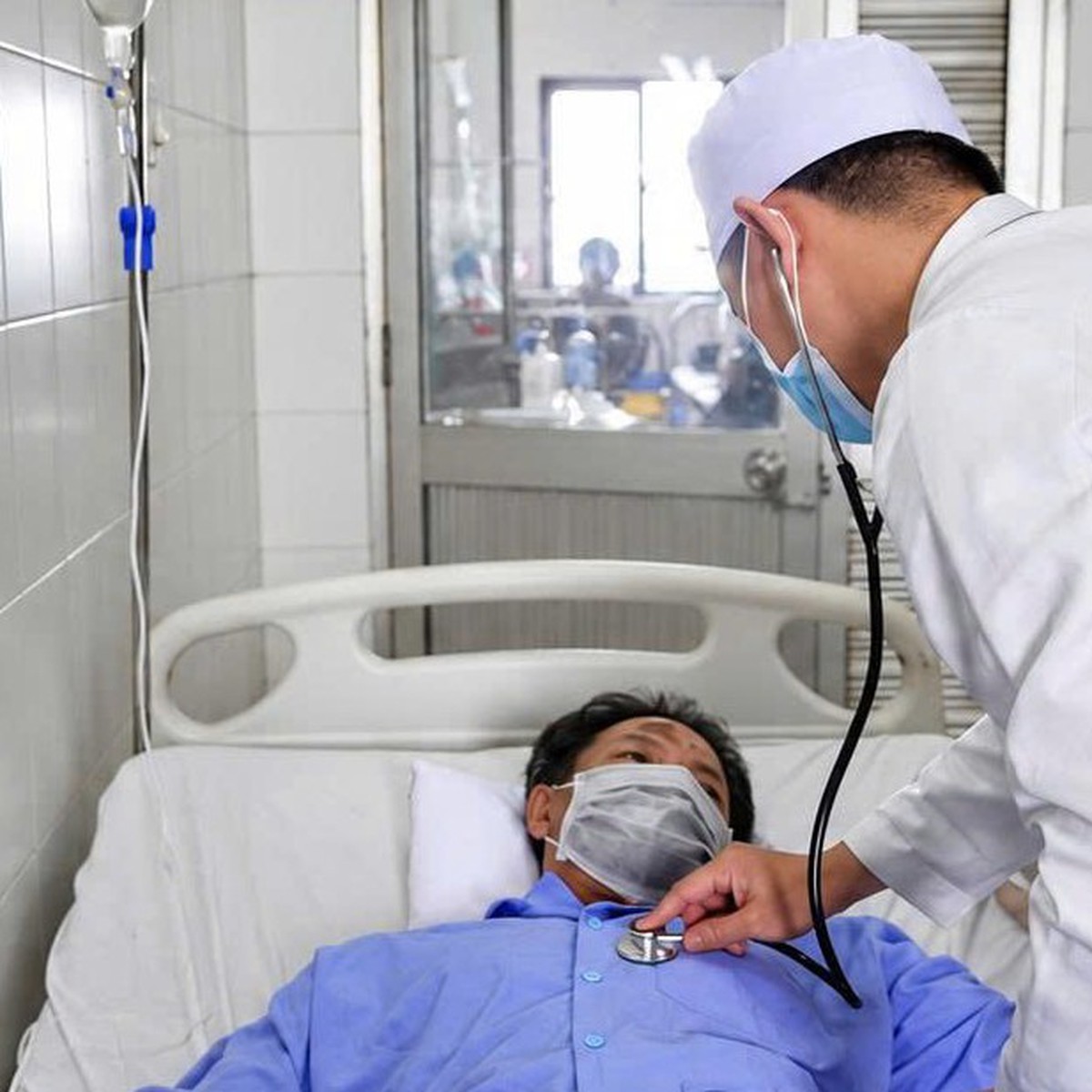 Ngã vào công trường, nam thanh niên bị 2 thanh sắt xuyên qua đùi, bụng