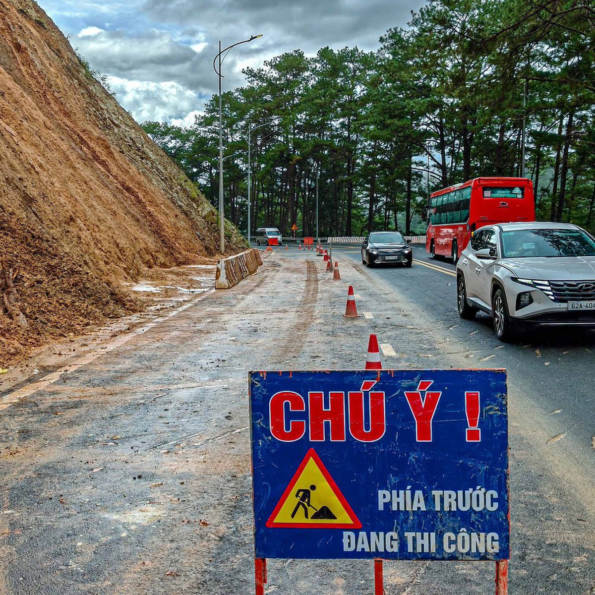 Đèo Prenn sạt lở ta luy âm, xuất hiện 'hàm ếch' dưới nền đường