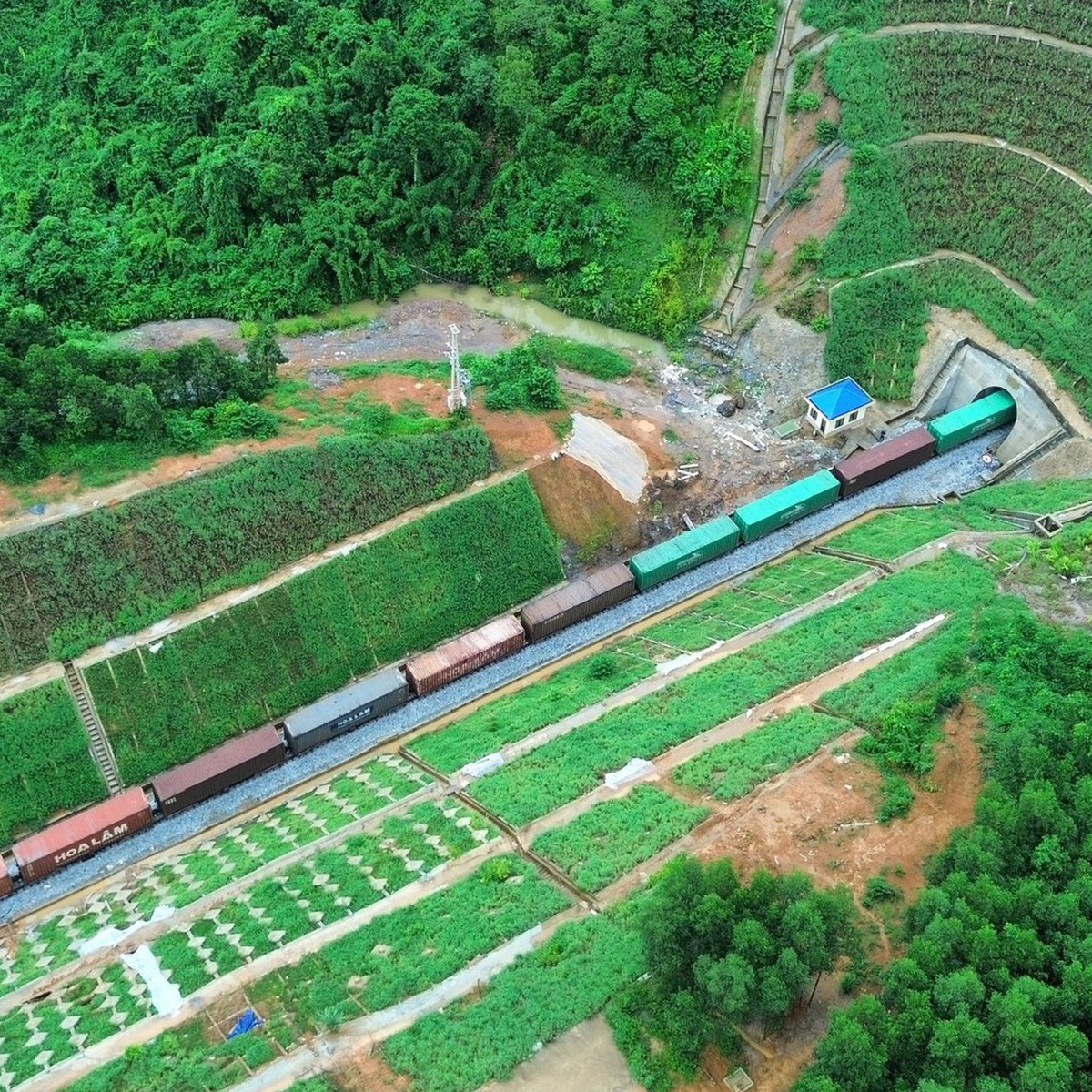 Tàu hàng đầu tiên chạy qua hầm Khe Nét an toàn