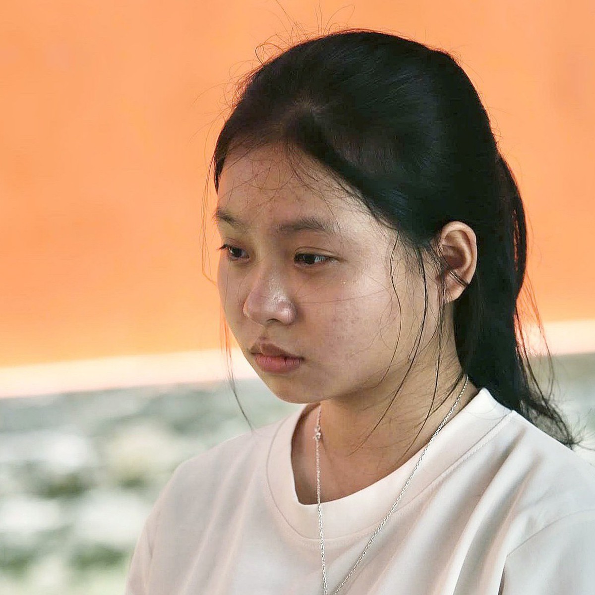 ‘Xin mẹ ráng nuôi con học’, nữ sinh mồ côi làm xưởng nhang từ lớp 10, vào đại học bằng tiền mẹ vay