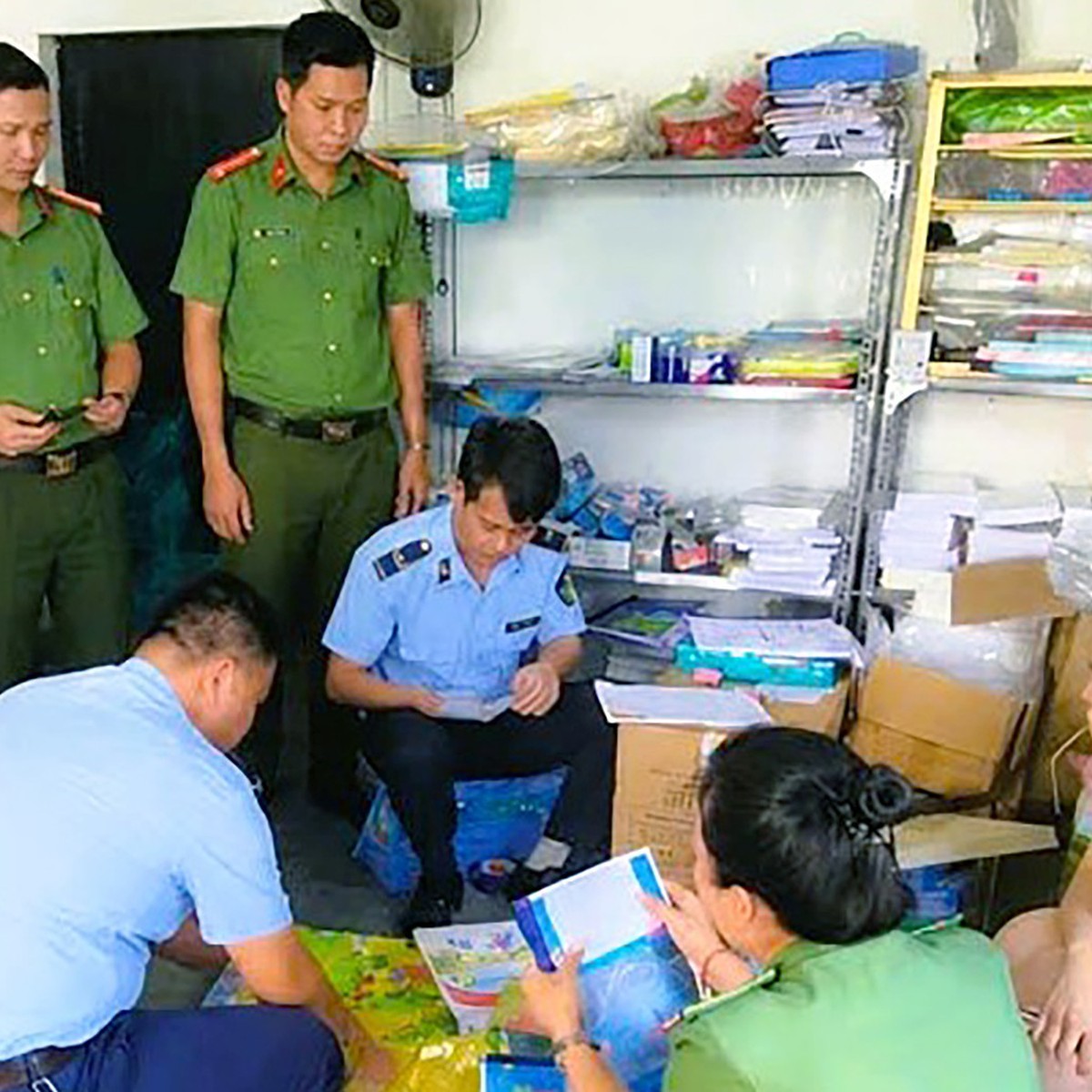 Phát hiện tiệm photocopy in sách giáo khoa từ lớp 1-12 bán cho phụ huynh