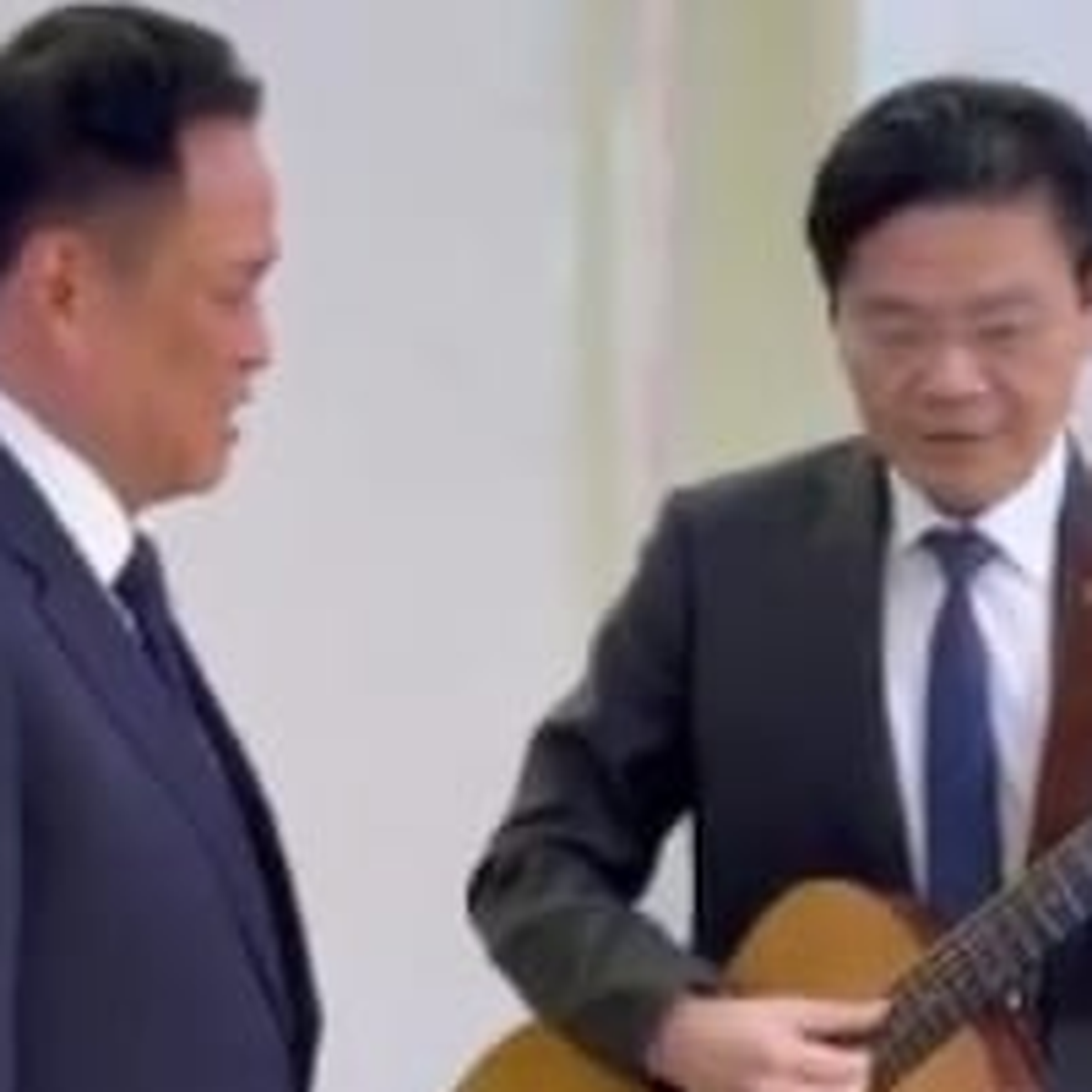 Thủ tướng Singapore đệm đàn guitar cho Thủ tướng Thái Lan hát