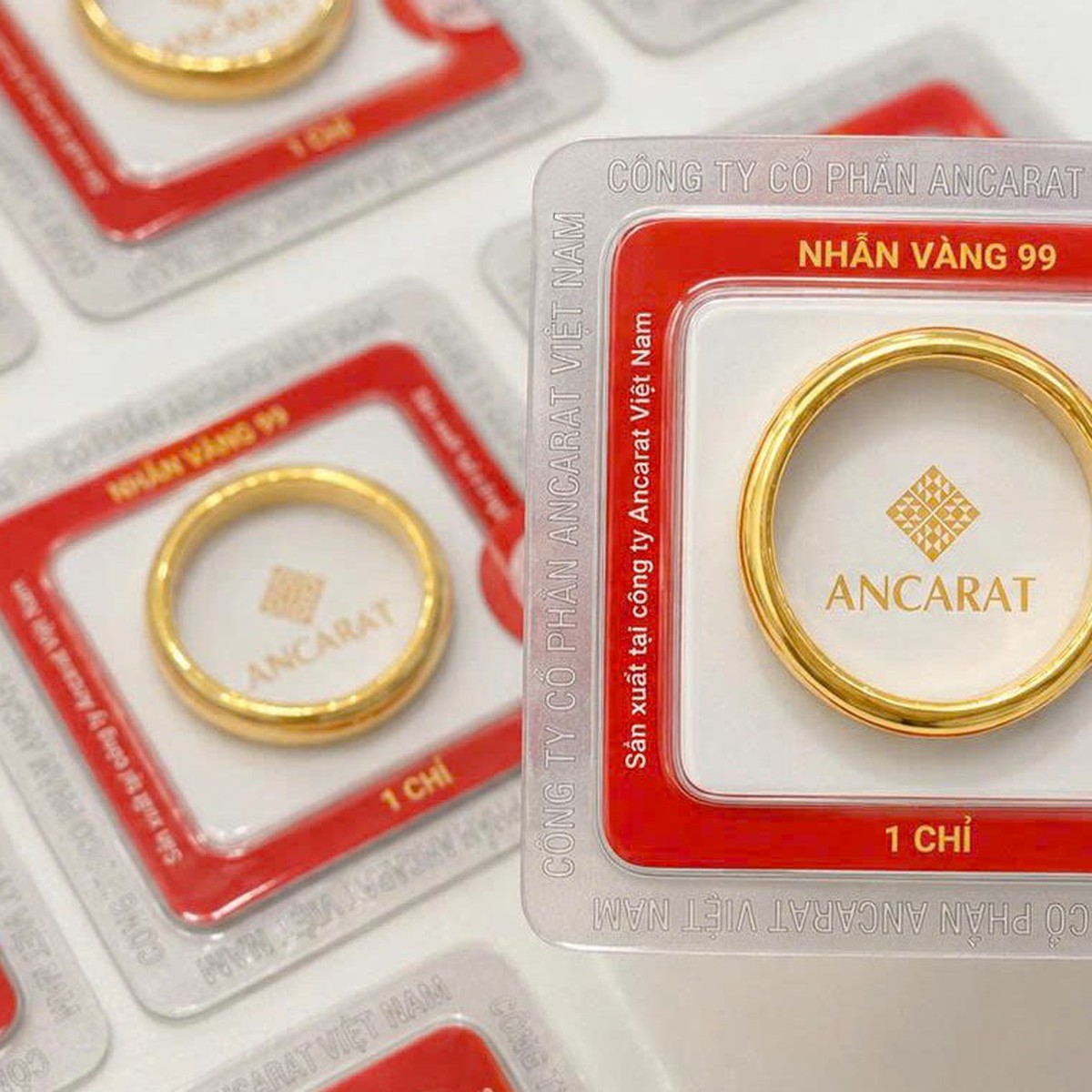 Fed ngụ ý giữ nguyên lãi suất, giá vàng tăng 225 USD/ounce chỉ trong 24 giờ