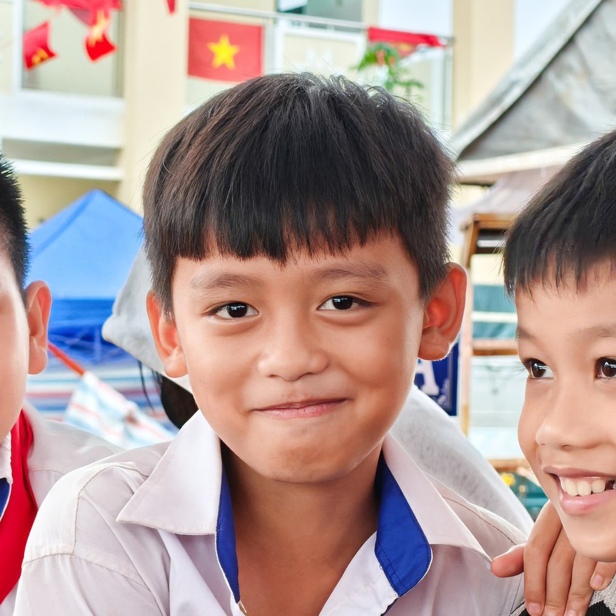 Trường của em nay đẹp lắm, không còn be bé, nằm lặng giữa rừng cây nữa rồi!