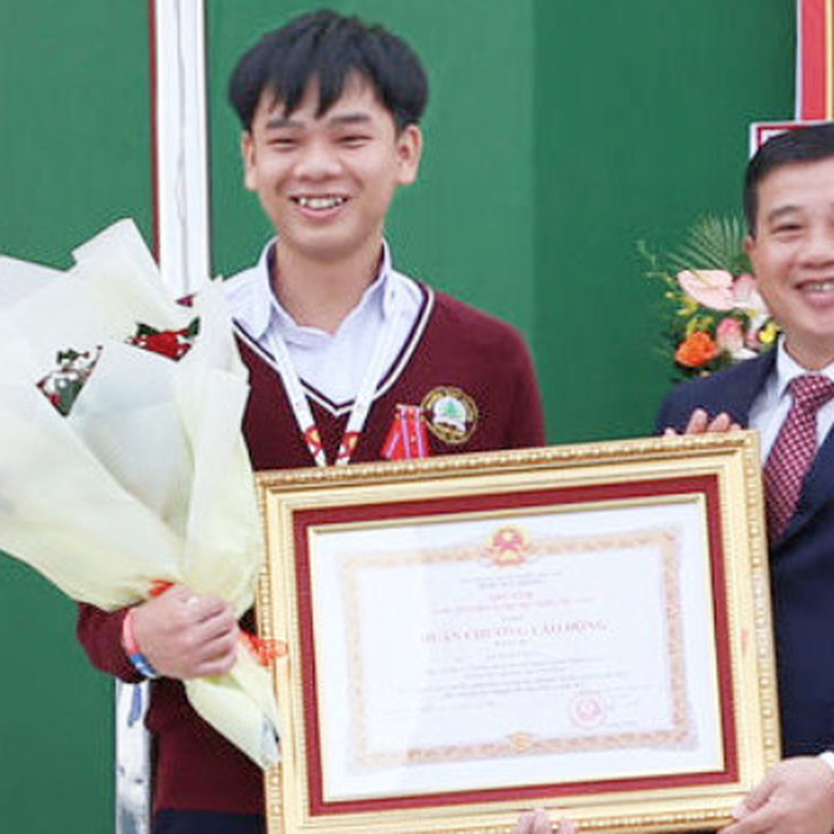 Nam sinh Đà Lạt Đặng Huy Hậu nhận Huân chương Lao động hạng ba