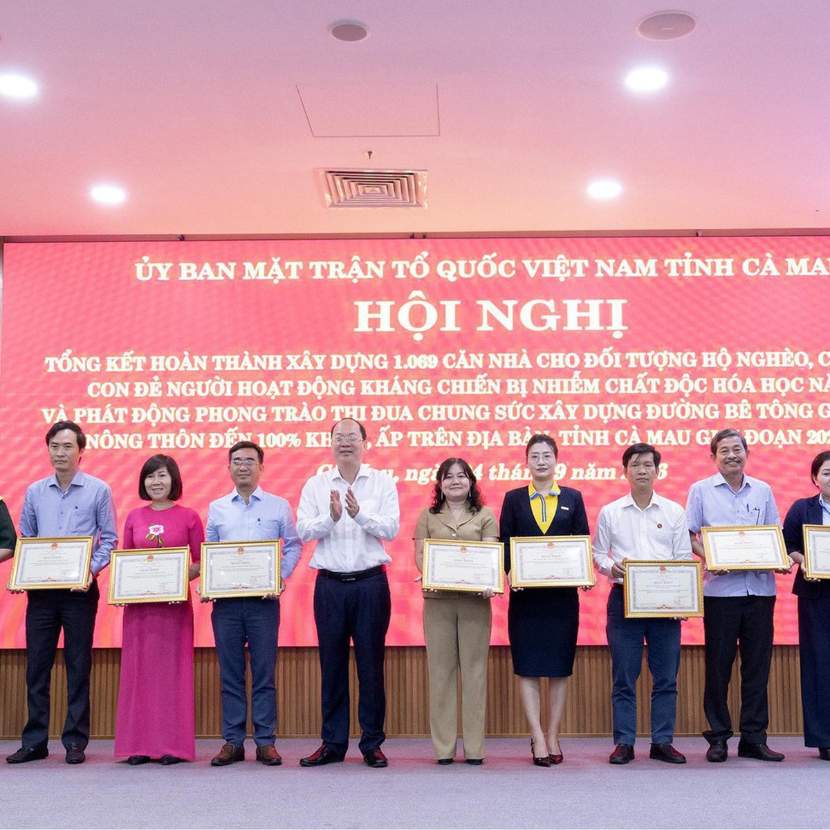 Phân bón Cà Mau nhận bằng khen của chủ tịch UBND tỉnh Cà Mau