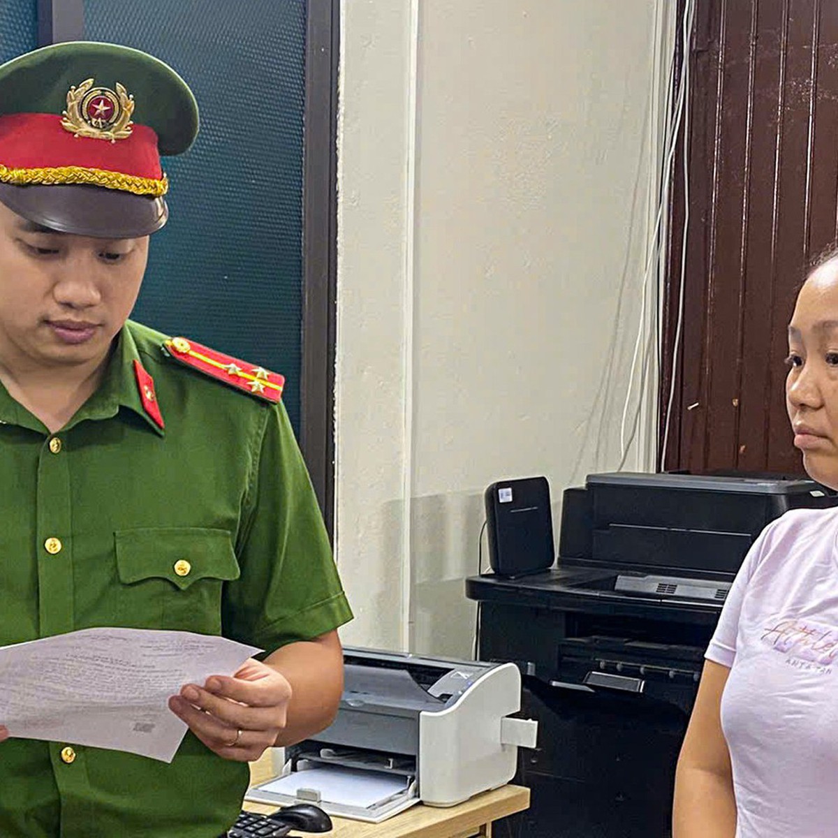 Bị khởi tố vì buôn bán nắp lưng điện thoại Apple để sửa chữa, thay thế cho khách hàng