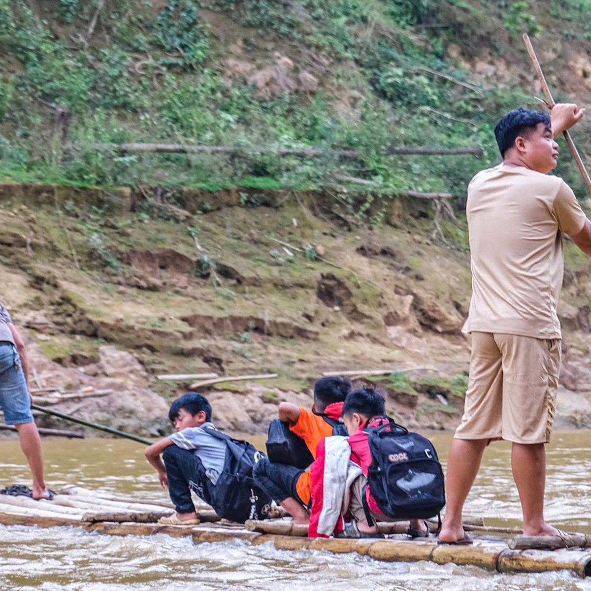 Lạng Sơn xác minh chuyện học sinh đi bè qua sông đến trường