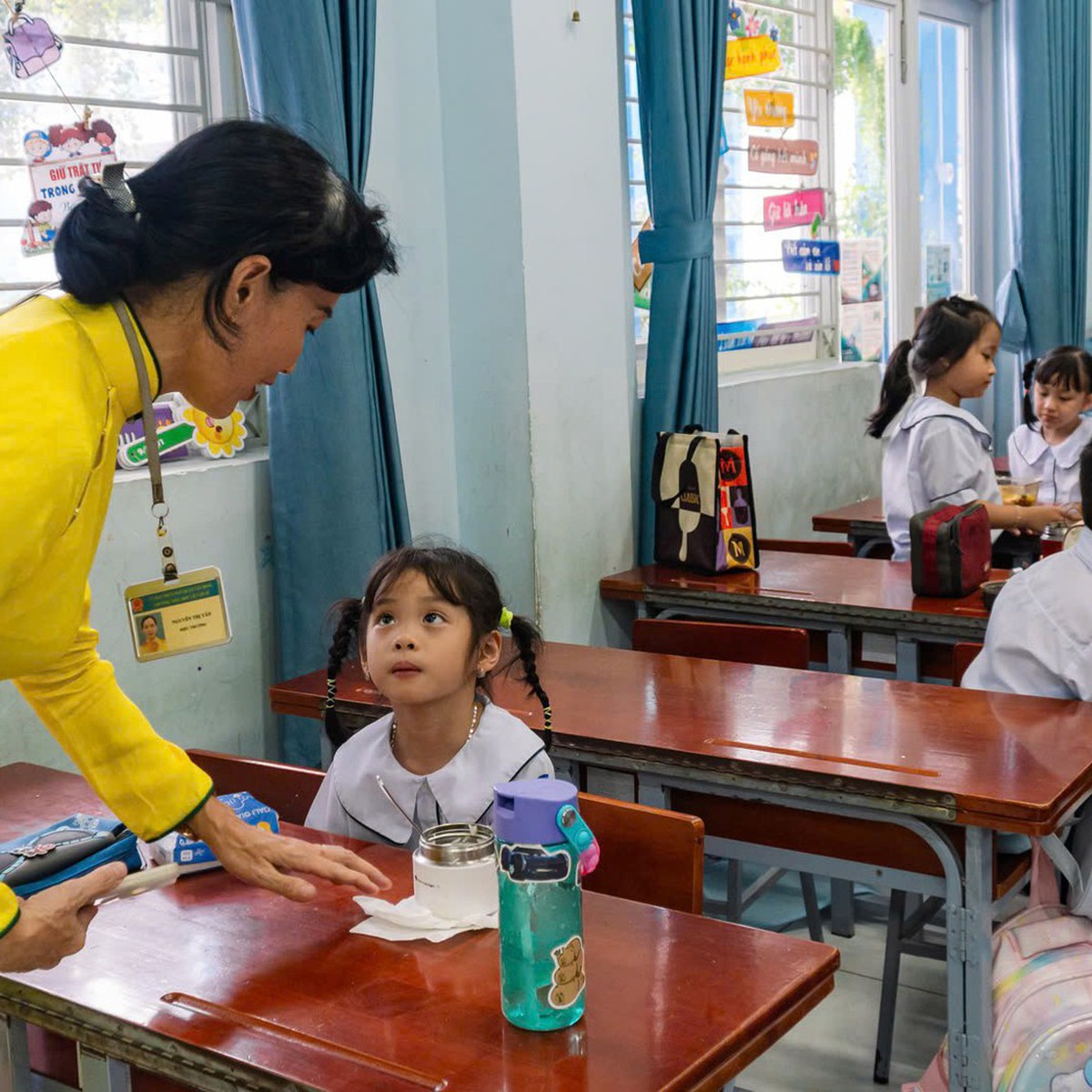 Nhiều trường dừng bán trú, phụ huynh vất vả đưa đón con ngày 4 lượt