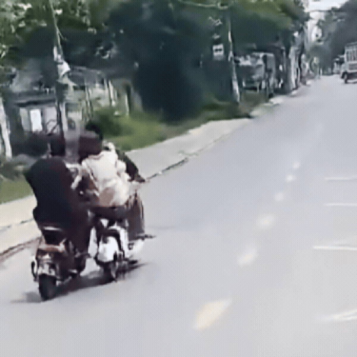 Công an xã Xuân Thới Sơn làm việc với 4 thiếu niên chạy xe đạp điện lạng lách, đánh võng