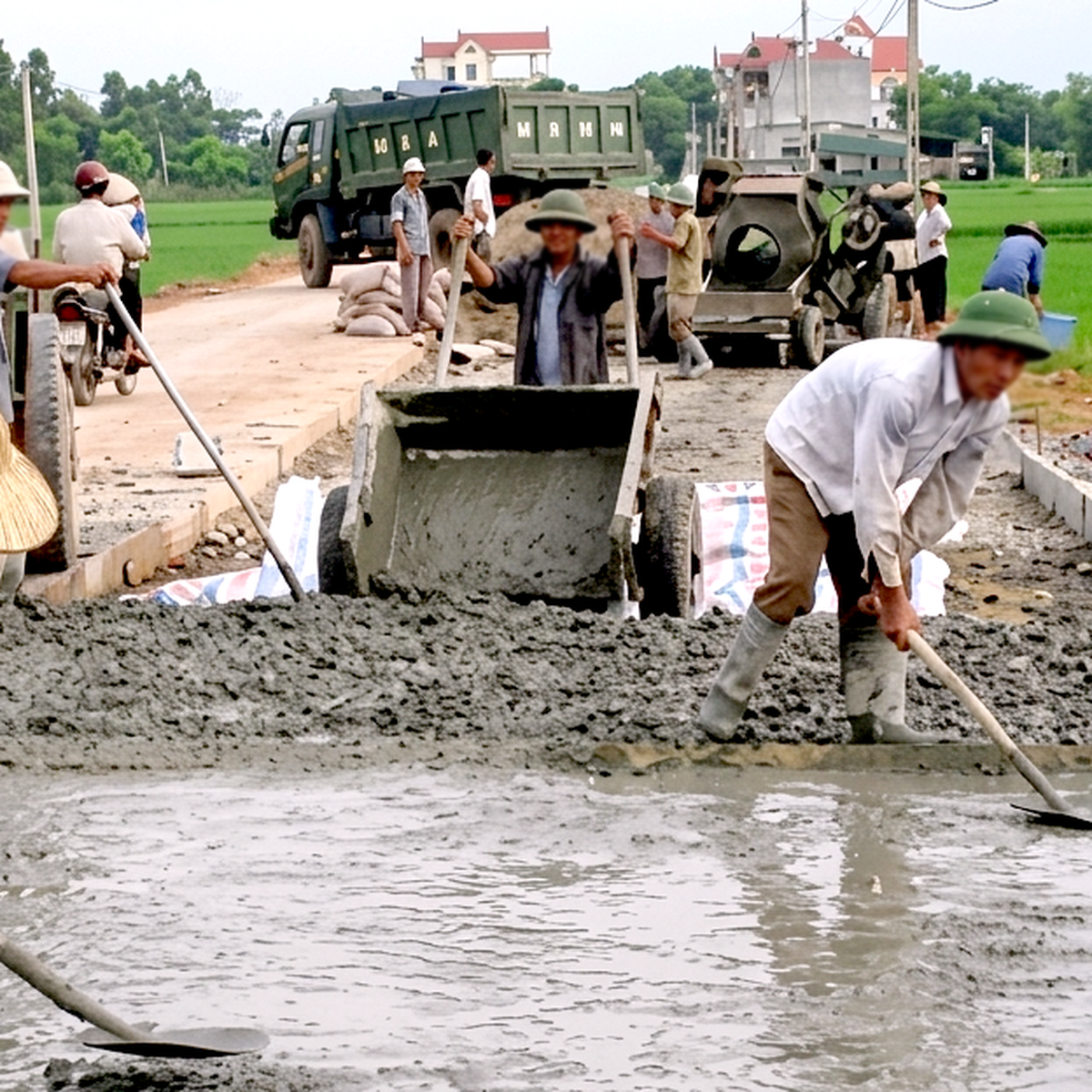 Hỗ trợ xi măng làm đường nông thôn, mùa mưa đã đến mà xi măng vẫn chưa tới