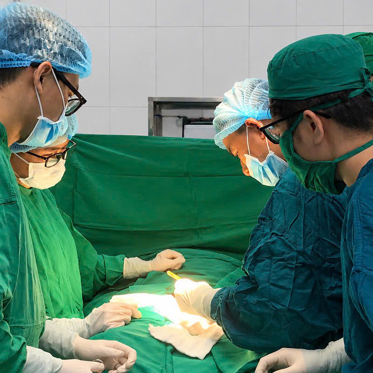 Phẫu thuật cho nam thanh niên bị chấn thương 'của quý' sau tai nạn