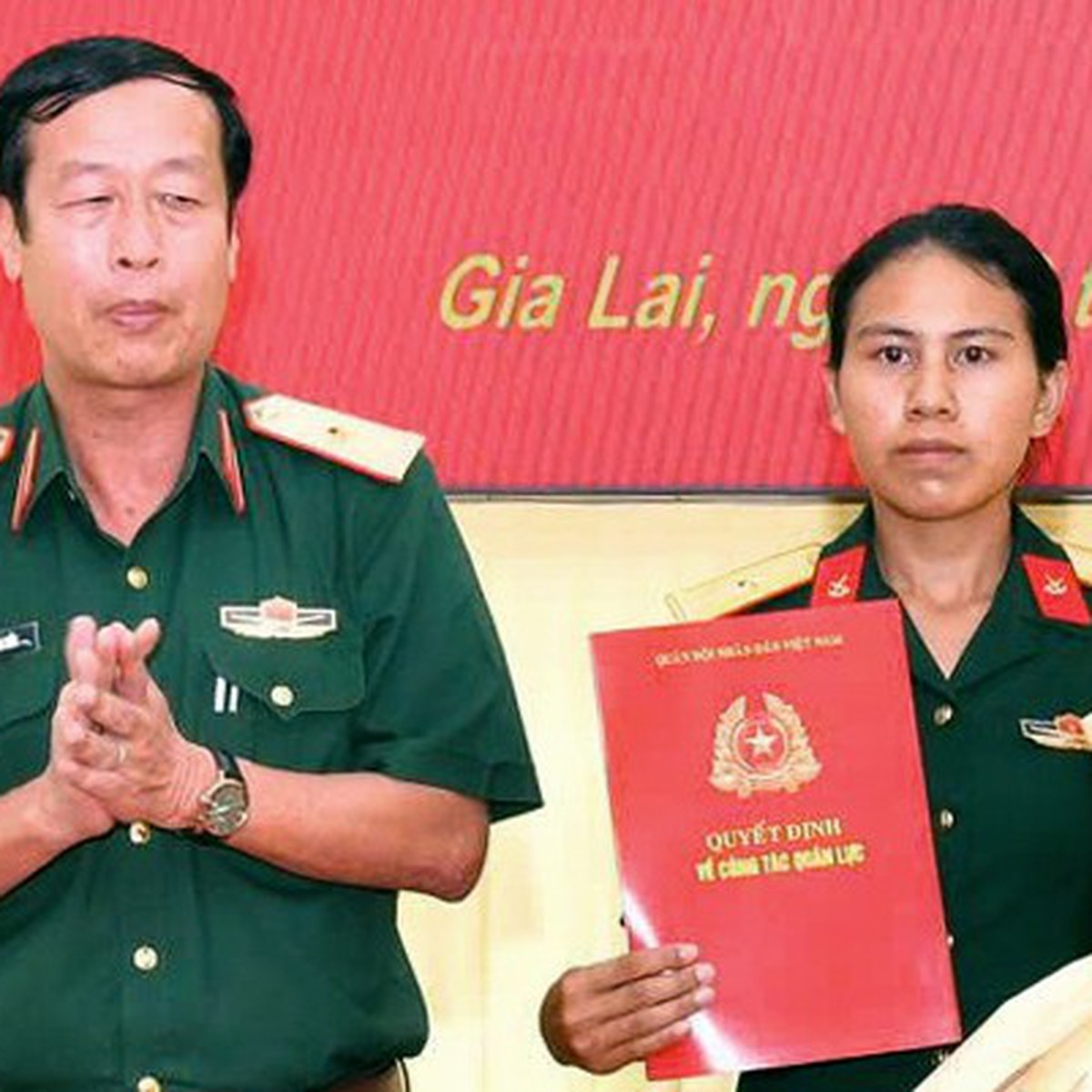 Vợ Thượng sĩ Kpă Thiêp được tuyển dụng vào Trung đoàn 66