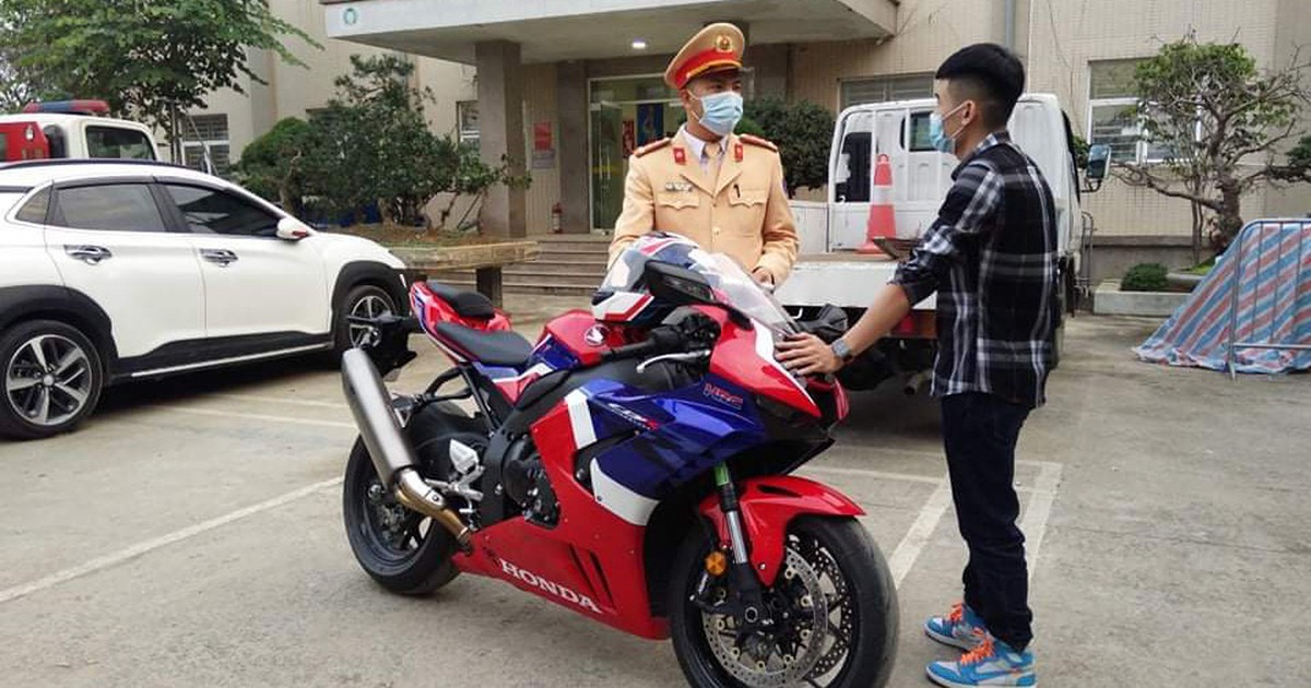 Tài xế phóng mô tô 299km/h trên đại lộ Thăng Long bị phạt 10,5 triệu ...