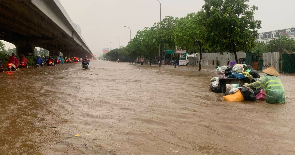 Mưa lớn gây ngập đường đô thị Việt Nam