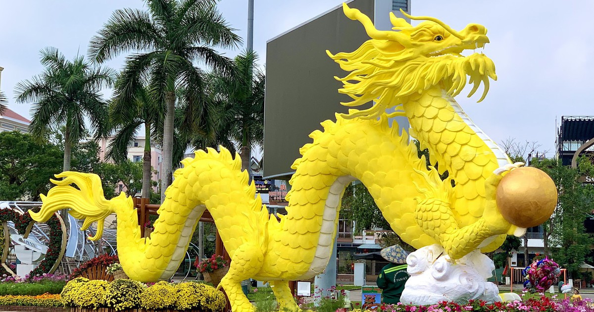 Công nhân canh giữ cặp rồng vàng Quảng Nam giữa rừng hoa Tết - Tuổi Trẻ ...