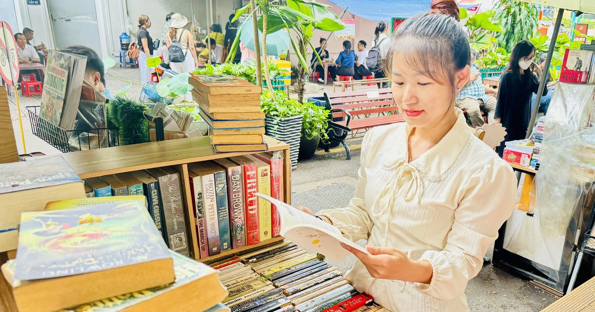 車の少ない短い通りを、常設の書店街に作り替えた