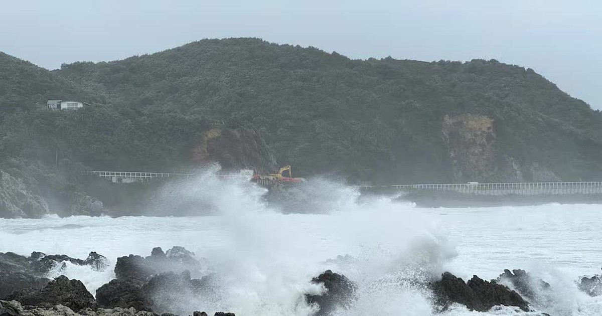 Wild weather in New Zealand disrupts flights, shutters schools