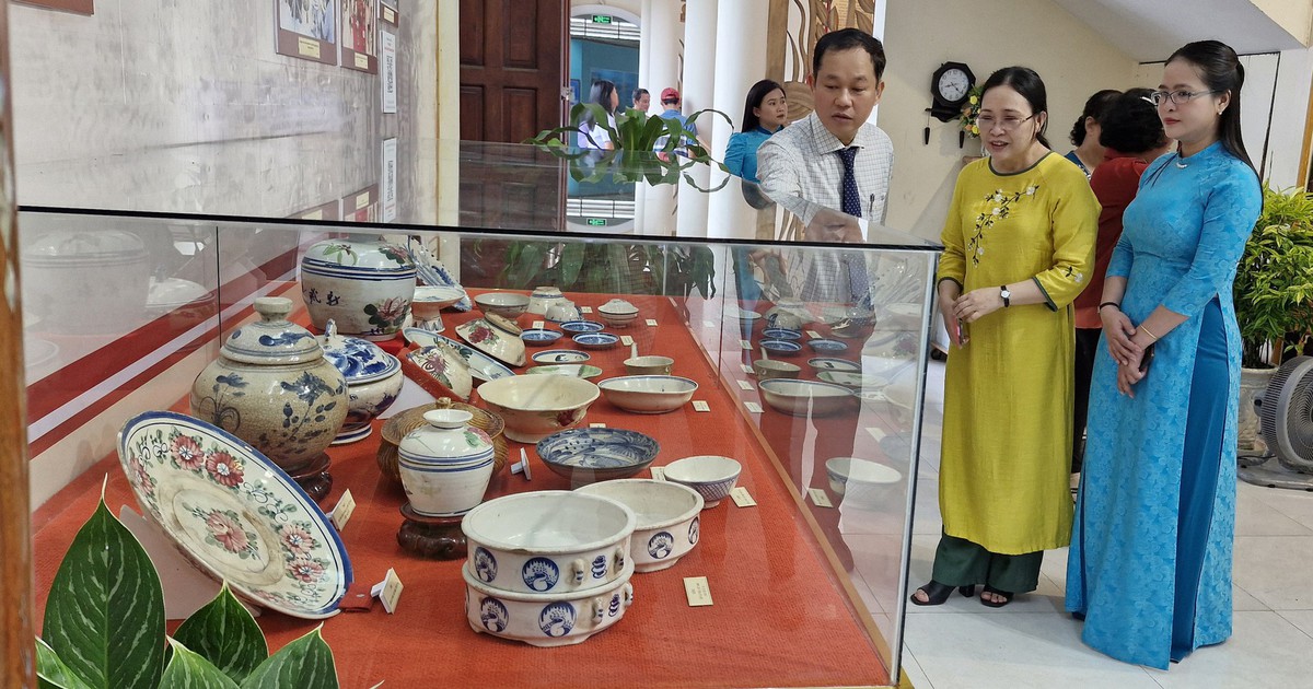 Ảnh minh hoạ bài viết trên báo Tuổi Trẻ về trưng bày gốm Cây Mai tại Cần Thơ