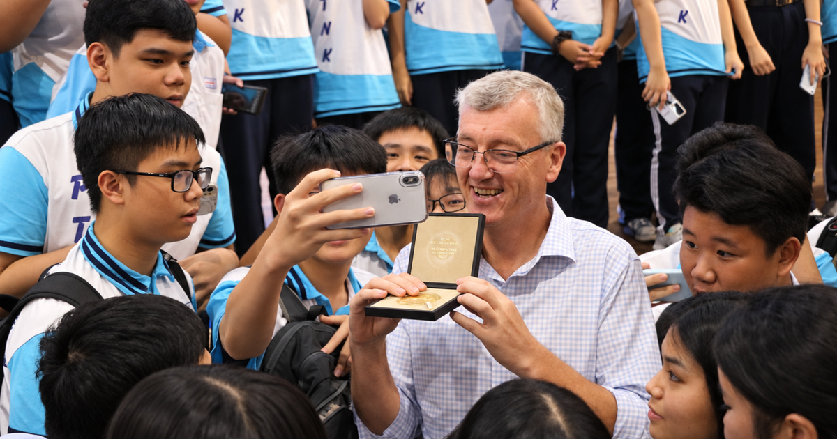 Giáo sư Nobel mang huy chương đến TP.HCM, học sinh sinh viên vây kín