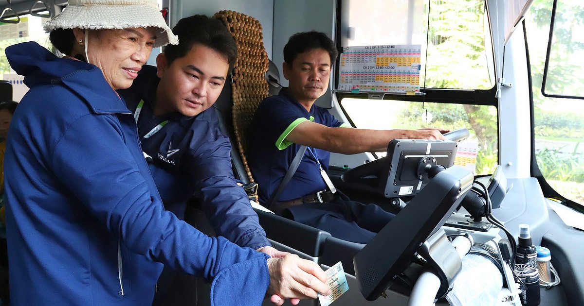 TP.HCM ngày đầu xác thực khi đi xe buýt miễn phí, người dân nói 'đã quá quen'