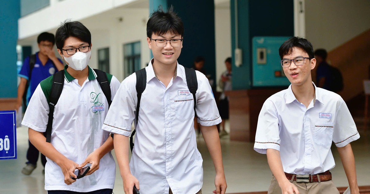 Đưa đón con tại trường: Nơi ướt nhẹp ngoài cổng, nơi linh hoạt mở cửa cho phụ huynh